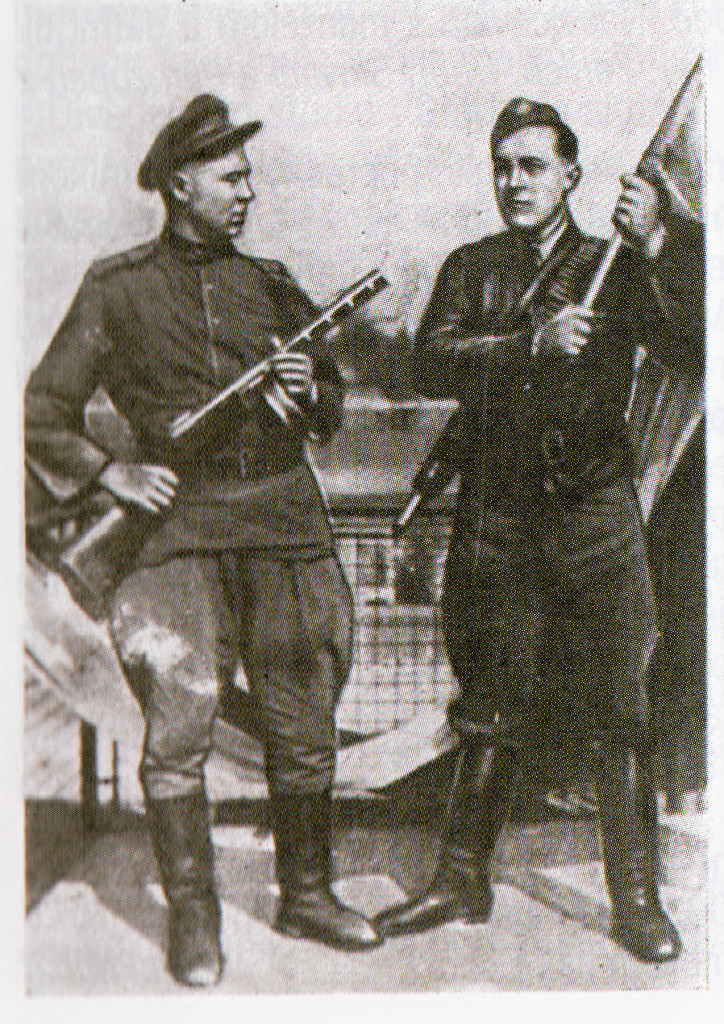 Fotografia seržanta Alexeja Juraša a partizána Pavla Klvača zo Skalice, podľa ktorej navrhli známku na počesť oslobodenia mesta.
