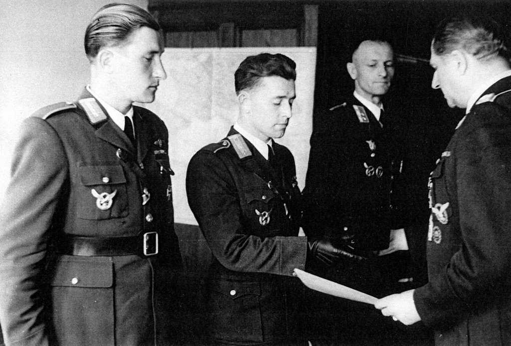 Izidor Kovárik a Ján Režňák preberajú vyznamenanie z rúk šéfa nemeckej vojenskej misie generál poručíka Keisera.